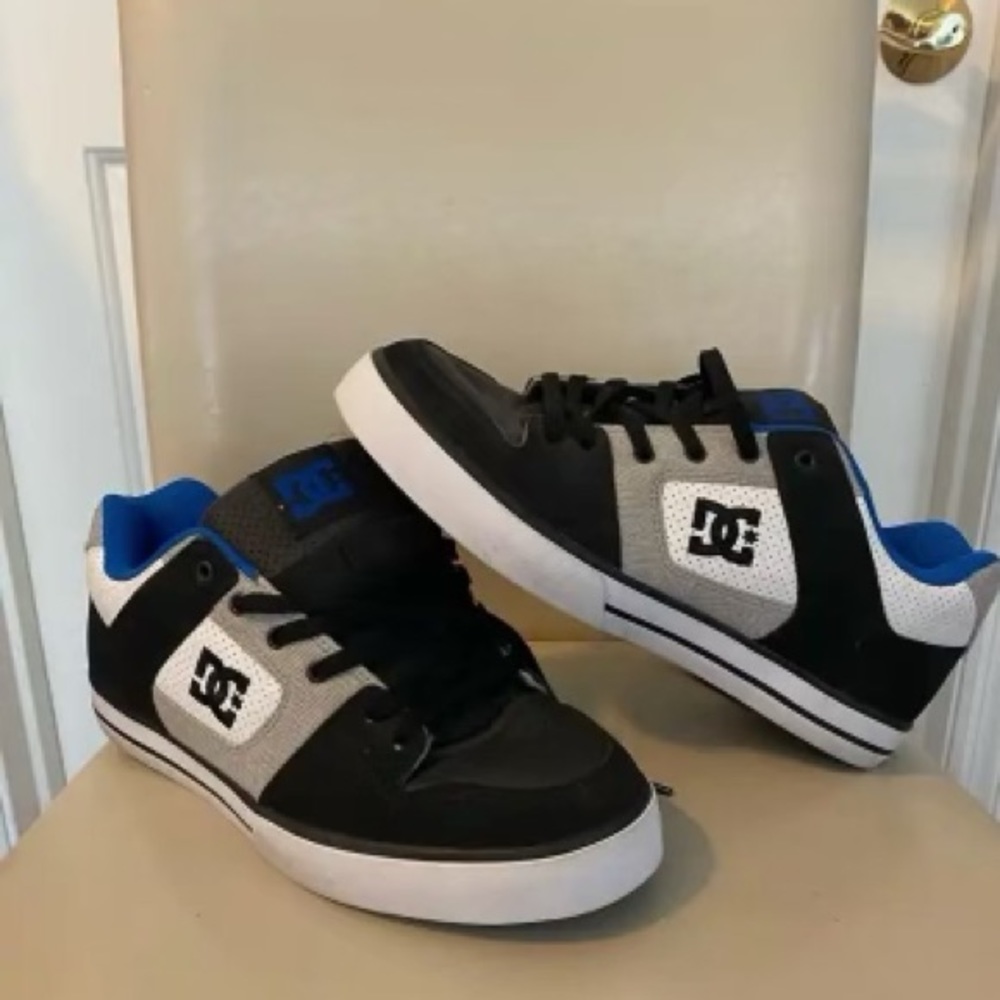 DC shoes  black blue white and grey